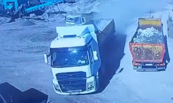 Prefabrik binaya çarpan kamyon şoförü hayatını kaybetti